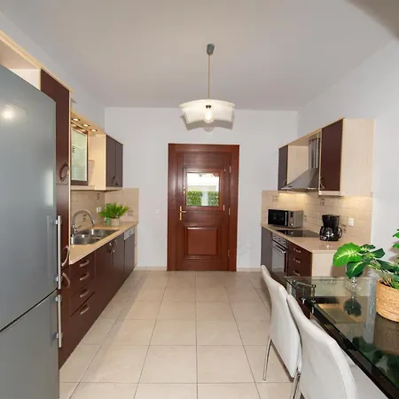 Vila Grand Hayat Santorini Mesariá
