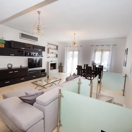 Grand Hayat Santorini Mesariá