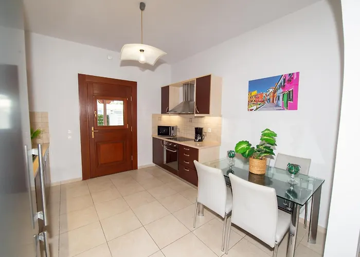 Vila Grand Hayat Santorini Mesariá