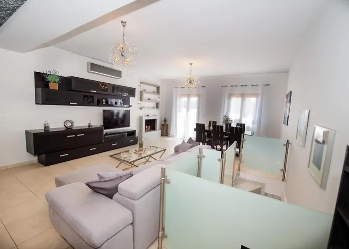 Grand Hayat Santorini Mesariá