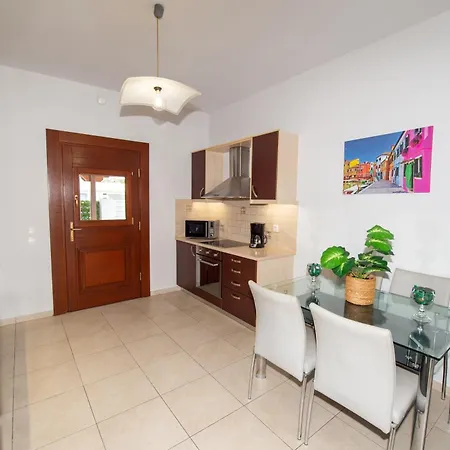 Willa Grand Hayat Santorini Mesaria